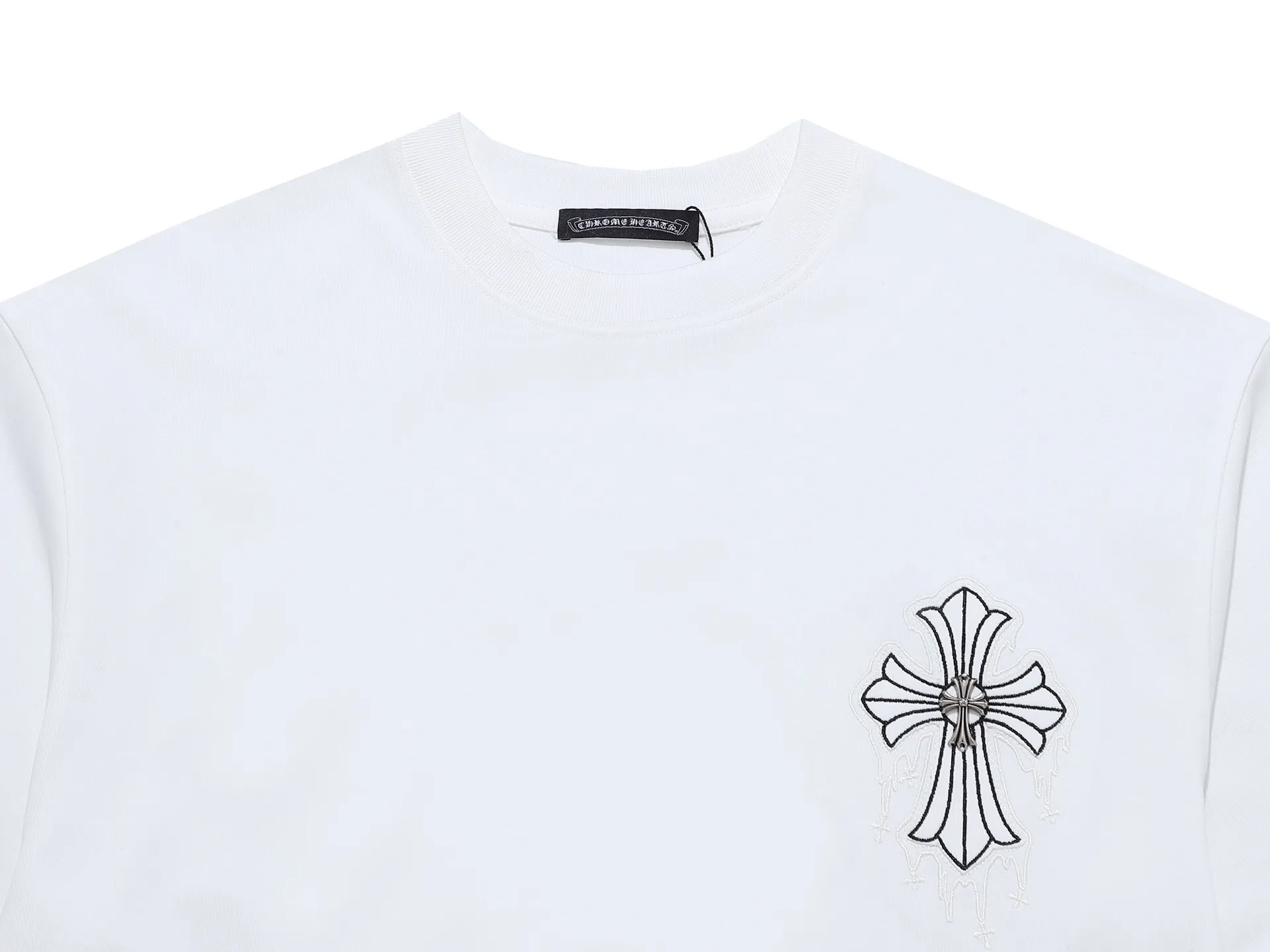 P170 280g exclusive version] Chro*e Hets Chro*e Hets 𝟐𝟎𝟐5 spring and summer handmade appliqué + shooting star three-dimensional needle high-density embroidery + chain embroidery + high-definition handmade hardware decoration round neck short sleeves 2025SS latest short sleeves adopt inherited handmade appliqué, which is a form of high-density embroidery and is in the same category as the patch embroidery in Chinese Suzhou embroidery! The embroidery method is to cut the applique cloth according to the pattern requirements and paste it on the embroidery surface. Cotton and other materials are padded between the applique cloth and the embroidery surface to make the short-sleeved pattern bulge and have a three-dimensional effect. After the applique cloth is pasted, various stitches are used to lock the edges. The patch embroidery method is mainly based on pattern blocks, and the style is unique and elegant! After that, a high-density embroidery machine with 10,000 needles is used to position, fix, and cover. The appliqué embroidery uses the same color embroidery as the short sleeves, maintaining the uniformity of the color! The pattern inside the appliqué is embroidered in natural color, making the pattern of the appliqué consistent with the surface fabric, creating a low-key and luxurious fashion sense! ‌ Meteor three-dimensional stitching high-density embroidery, the stitching has a strong sense of line and three-dimensionality, the stitching is vivid and lively, and the coverage is also good. The three-dimensional stitching embroidery technology is a brand-new embroidery technology that combines traditional embroidery technology with modern color concepts to create amazing artistic effects. This technology can instantly dye a white thread to create a natural color transition, giving your work a colorful effect. Whether it is flowers, animals or abstract patterns, three-dimensional needle embroidery technology can make them lifelike, as if giving them vitality. In this era of pursuing personalization and uniqueness, three-dimensional needle embroidery technology makes embroidery more personalized and charming, making you the center of attention whether in formal occasions or daily wear. In addition, three-dimensional needle embroidery technology is also durable and waterproof, so you don’t have to worry about it fading or being damaged. In short, it is an innovative craft that perfectly combines art and fashion, making the work more beautiful, unique and precious. If you want to make yourself more personalized and charming, try this round neck short sleeve!  Chain embroidery is a traditional stitching method used in ancient embroidery. It is named after its embroidery pattern, which looks like a chain. It is formed by loops of embroidery thread, giving it a chain texture and three-dimensional effect. The basic organization of chain embroidery is composed of juxtaposed lines of equal length, and the stitches are looped together, so it is stronger and evener!  The cross pattern on the front chest is also decorated with high-end handmade hardware, making the entire embroidery gleaming and full of high-end feel under the embellishment of metal buckles. It is looming, adding a dazzling brilliance and high quality. With a sense of luxury, we all know that Crowe's jewelry craftsmanship is a long-standing traditional hand-made craft. This is why Crowe's jewelry has been world-renowned since 1988 in Hollywood. Every hand-made boutique is a work of art that is difficult to copy, with unique style, exquisite design, and careful customization. Crowe's creativity and imagination make Crowe clothing difficult to surpass! It is a unique classic fashion! The metal decoration is unique to Crow's handmade art customization, full of handcrafted art and unique Crow luxury style!  Handmade appliqué + Meteor three-dimensional high-density embroidery ➕ Chain embroidery + high-end handmade hardware decoration. The creative design of four-layer craftsmanship makes the whole dress full of exquisite craftsmanship. The front and back patterns of the clothes are all made of hand-applied high-density embroidery. The high technology is advanced and exquisite. The front and back patterns are completely integrated and echo each other. This short-sleeved short-sleeve is low-key and has a rock and punk style that is unique to Crowe. It is simply perfect! No matter from which angle you look at it, it shows a low-key and luxurious sense of fashion. It is an indispensable classic model that stands out among many spring and summer new models. It is outstanding, eye-catching and eye-catching! Avant-garde and retro, two styles are displayed on the same piece of clothing, colliding with unique creative sparks. It can be said to be avant-garde, full of personality, fashionable and versatile, and the same style for male and female couples! An excellent hit! Creative design, double embroidery, excellent craftsmanship, exquisite details and first-class feel! An excellent hit! It is made of 280 grams of double yarn and double ply dust-free imported pure cotton fabric. It has been washed and high-temperature shaped and pre-shrunk. The fabric is comfortable and breathable. It will not shrink after repeated washing. The fabric has a high-end and exquisite texture and a first-class feel! High-density embroidery has good firmness and is not easy to fall off! The detail processing is 100% perfect. It looks great no matter how you match it with various styles. High weight and high quality. Exclusive version. Non-market ordinary version. Enlarge real shot details. Instant sale of all versions. Compare at will. Quality is absolutely guaranteed. A must-have for fashionistas. Control it at will. Definitely one for everyone. A must-have for men and women couples! The most 🆕first release, the exclusive first release, the same style for men and women, classic, simple and versatile, and the quality is unquestionable!  Chrome Hearts is a famous Hollywood luxury brand founded by Richard Stark in 1988 with unique design style! The design style combines rock punk, street hip-hop and other low-key luxury styles. It adheres to pure handcrafting and exquisite design, so its value as a work of art has far exceeded the meaning of jewelry.  Color: Black White Size: S M L XL